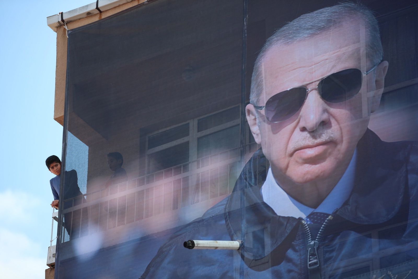 Turkish President Recep Tayyip Erdogan holds campaign rally in Istanbul
epa10625079 A Turkish boy stands near by a huge poster of Turkish President Recep Tayyip Erdogan during his election campaign rally at Beyoglu district in Istanbul, Turkey, 13 May 2023. Turkey will hold its general election on 14 May 2023 with a two-round system to elect its president, while parliamentary elections will be held simultaneously.  EPA/TOLGA BOZOGLU 
Dostawca: PAP/EPA.
TOLGA BOZOGLU