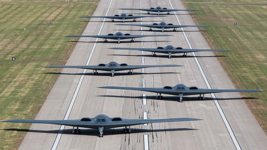 Bombowce B-2 Spirit przed wykonaniem "słoniowego spaceru"