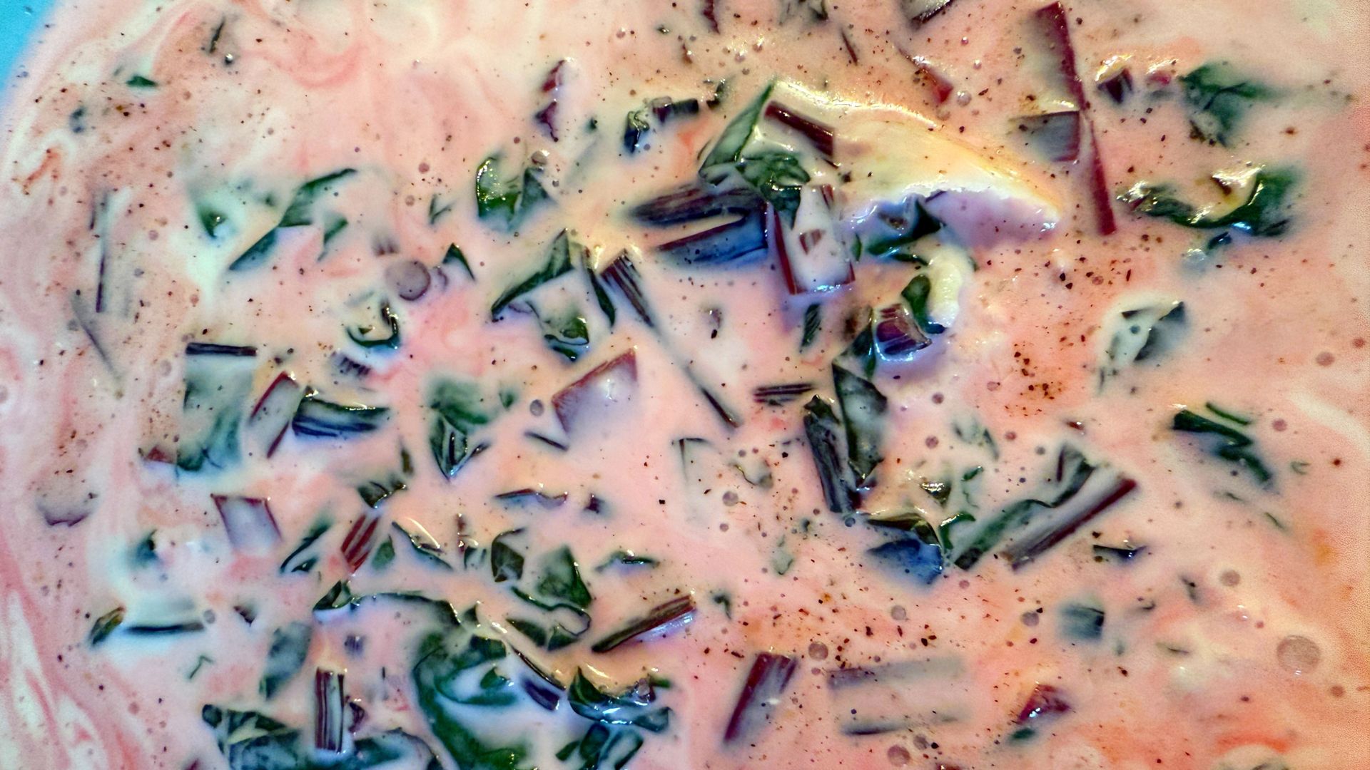 Chłodnik, jogurt lub maślanka z warzywami będzie idealnym daniem w gorące dni.