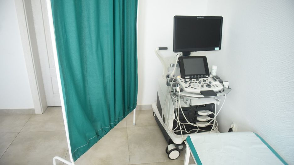 Sąd Wojewódzki w Warszawie stwierdził, że każdy podmiot leczniczy musi umożliwić pacjentowi rejestrację telefoniczną bez zbędnej zwłoki, co podkreśla kluczową rolę organizacji pracy.