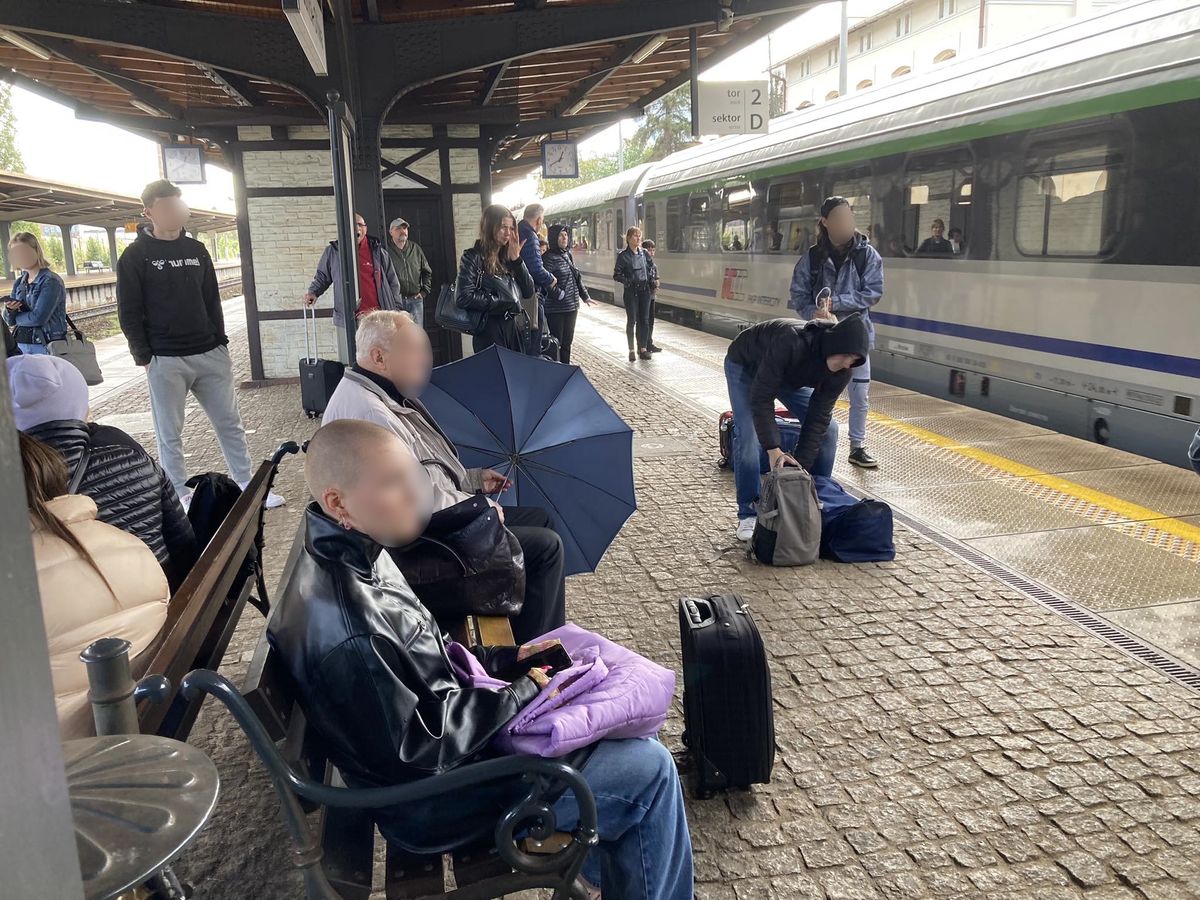 Zakłócenia w ruchu pociągów po porannym wypadku w Gdyni - pasażerowie czekają na peronie Gdańsk Oliwa