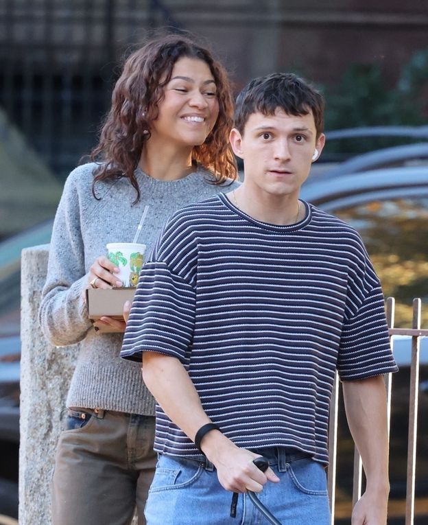 "Zwyczajni" Tom Holland i Zendaya spacerują z psem ulicami Bostonu. Dobre humory ich nie opuszczały