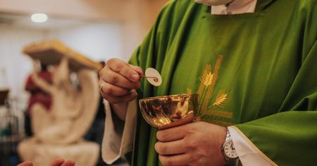 Wypłaty kapelanów w skarbówce idą w górę. Rekordzista dostaje 6,2 tys. zł