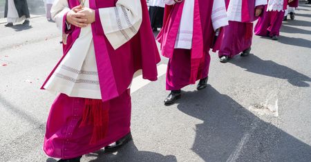 Setki milionów złotych z budżetu na duchownych. Etaty w wojsku, służbach i skarbówce