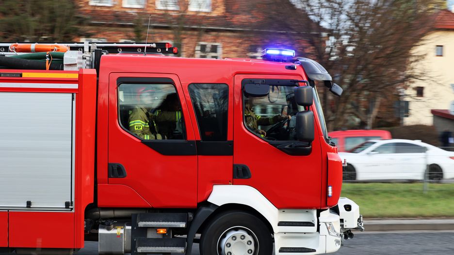 DAREK11
wóz, straż pożarna, jedzie, polska, alarmowo, akcja, ratownicza, gaszenie, szybko, na sygnale, funkcjonariusz, straż, pożarna, samochód, niebieskie, czerwony samochód, pomoc, czerwony, strażak, mundur, kask, ludzie, woda, piana, dym, alarmowa, pożar, ludzi, strażacy, brygada, syrena, alarm, wypadek, zdarzenia