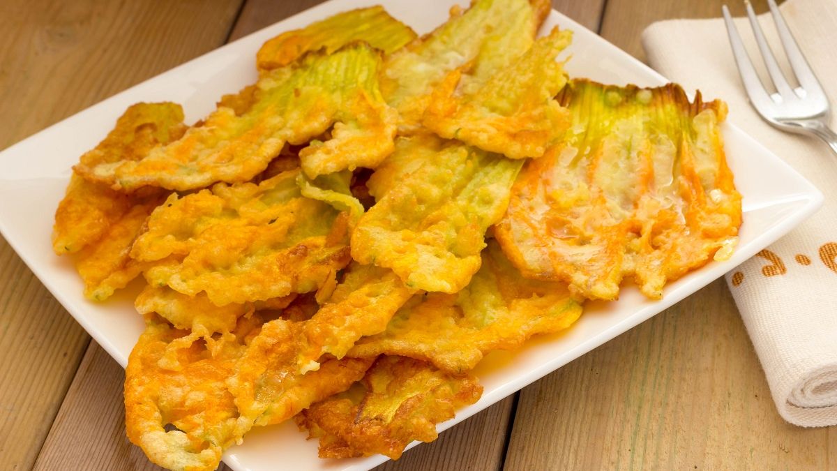 Kroję na plastry i zanurzam w gęstym cieście. Nie ma lepszej przekąski