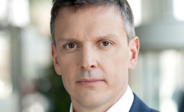 Od lat nadzoruje finanse u Solorza. Przeszedł niżej w nadzorze firmy energetycznej