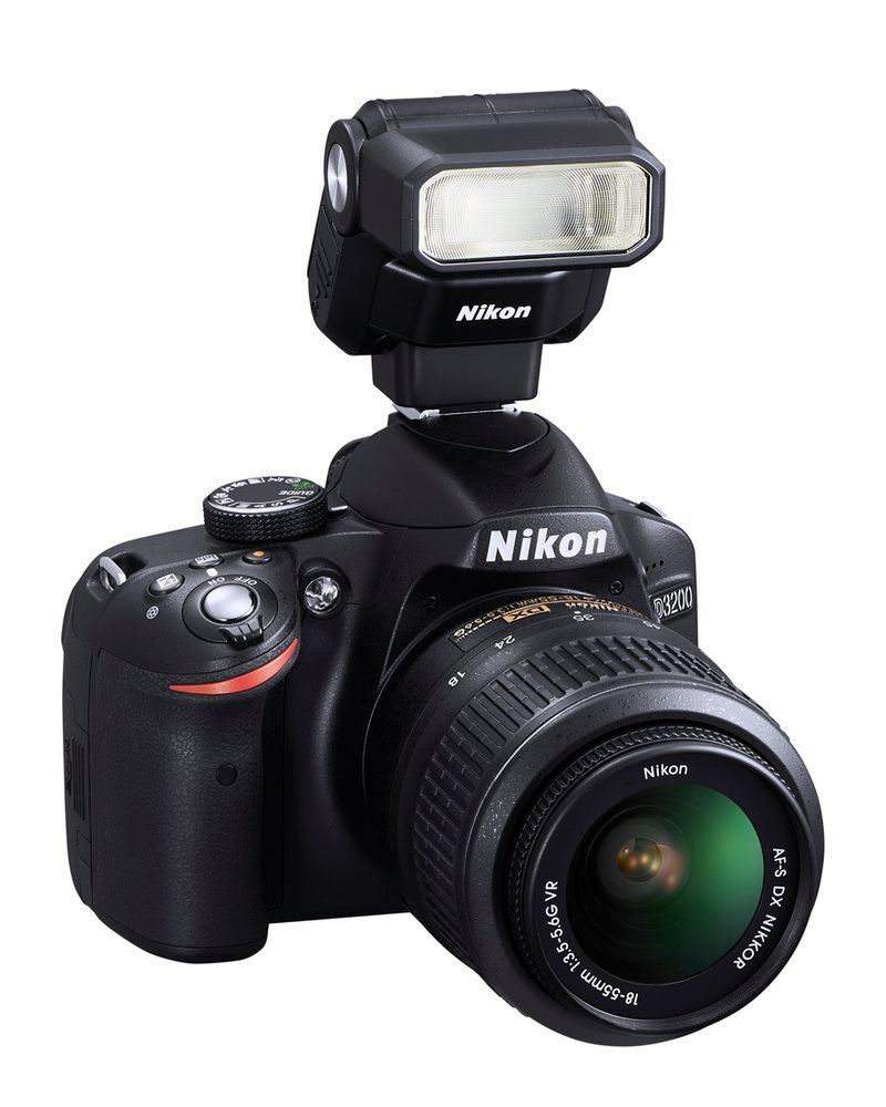 Premiery Nikona: obiektyw NIKKOR 18–140 mm f/3,5–5,6 oraz prosta lampa SB-300 2