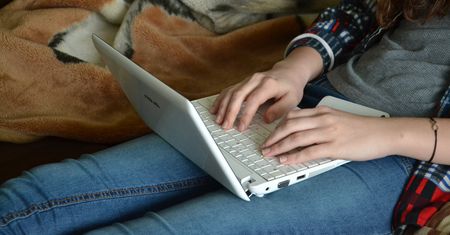 Oglądasz pornografię? Oszuści straszą, że cię nagrali i żądają prawie 40 tys. złotych