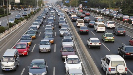 Efekt akordeonu sprawia, że nawet kilka samochodów może wywołać ogromny korek na drodze (Fot. Shutterstock)