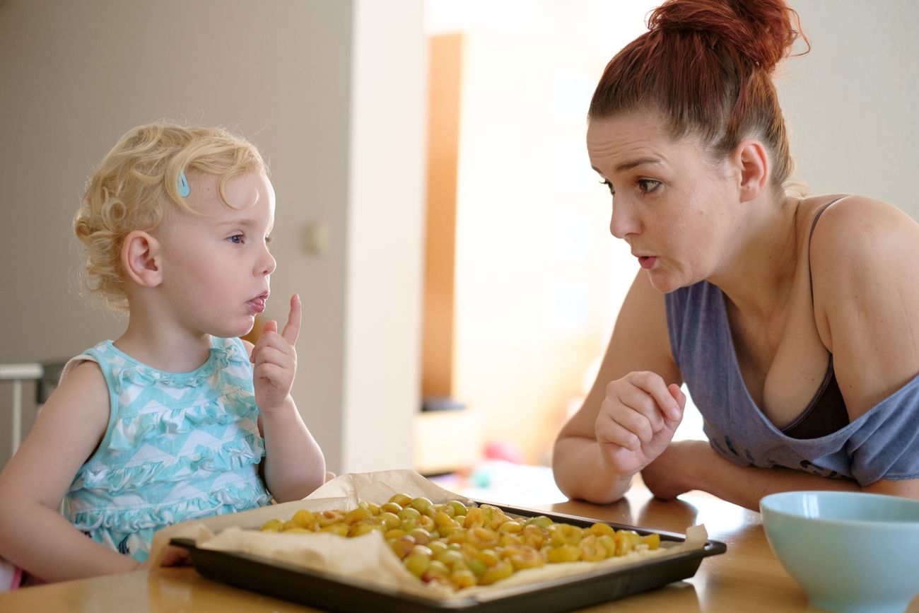 Precyzyjnie przekazuj informacje innym na temat tego, co dziecko może, a czego nie może jeść