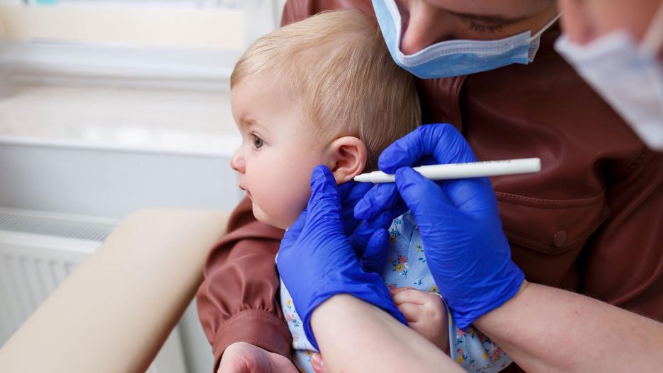 Teściowa bez pytania przekłuła dziecku uszy. Matka była wściekła