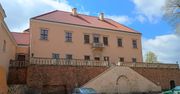 Podzamcze: Dwór Starostów Chęcińskich. Zabytek z czasów baroku