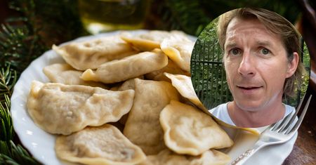 Karol Okrasa robi nietypowy farsz do pierogów. Zamiast kapusty i grzybów, sięga po inny składnik
