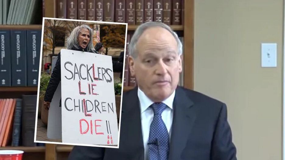 Richard Sackler, do niedawna główny architekt sukcesu Purdue Pharma i uczestniczka protestu z transparentem: "Sacklerowie kłamią, dzieci umierają"
