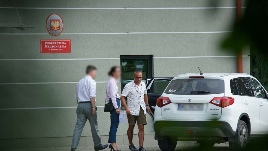 Trwa przesłuchanie Jakuba Banasia w Prokuraturze Regionalnej w BiałymstokuPHOTO TOMASZ MATUSZKIEWICZ / SUPER EXPRESS Białystok WOJ PODLASKIE JAKUB BANAŚ I JEGO ZONA AGNIESZKA USŁYSZELI PO SIEDEM ZARZUTÓW W PROKURATURZE REGIONALNEJ N/Z JAKUB I AGNIESZKA BANAŚ Z ADWOKATEM PO PRZESŁUCHANIU W PROKURATURZE 24/07/2021 BANAŚ JAKUB AGNIESZKA PRZESŁUCHANIE ZARZUTY DOPROWADZENIE KAS CBA PROKURATURA REGIONALNA W BIAŁYMSTOKU WSZYSTKIE ZDJĘCIA NA HTTP://AGENCJA.SE.COM.PLTOMASZ MATUSZKIEWICZ / SUPER EXP