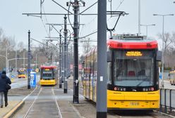 Warszawa. Tragiczne konsekwencje poniedziałkowego wypadku tramwaju. Pieszy nie przeżył