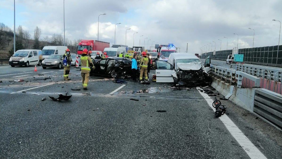 Najczęstsze przyczyny wypadków w Polsce to zbyt wysoka prędkość i nieustąpienie pierwszeństwa