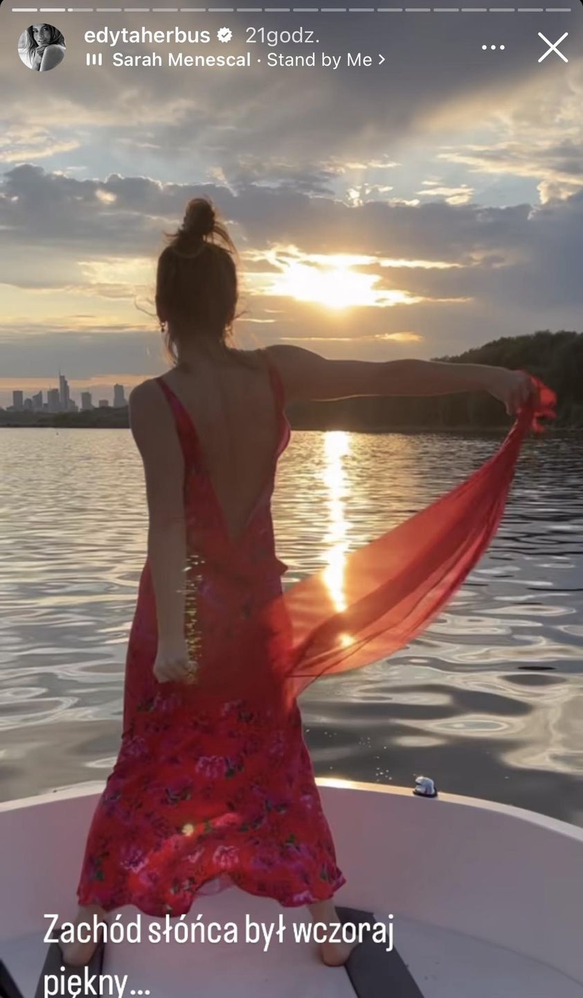 Edyta Herbuś w sukience z odkrytymi plecami 