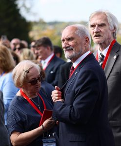 Macierewicz podczas uroczystości w USA. Uwagę zwraca jego żona