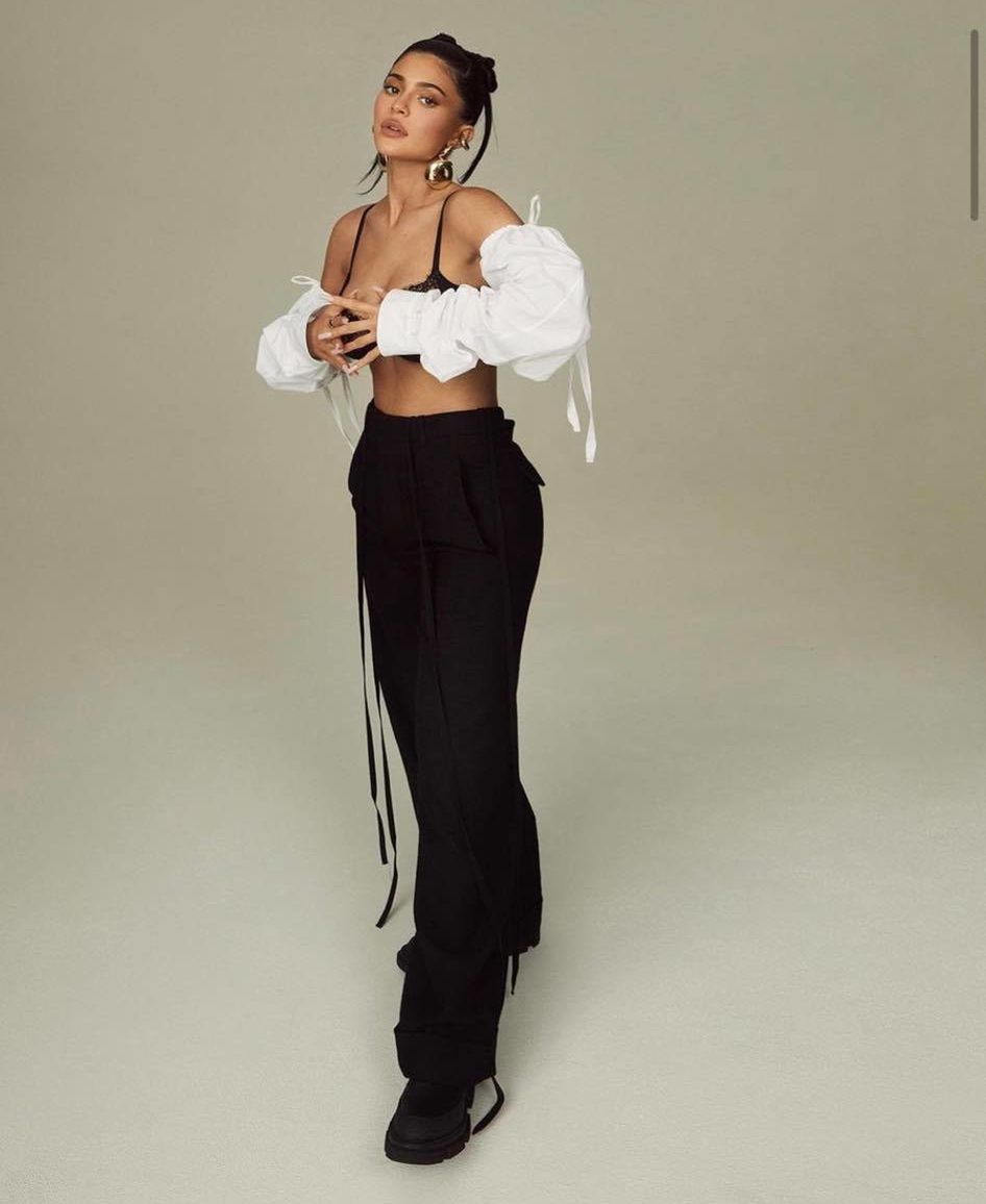 Kylie Jenner w obiektywie Grega Swalesa dla "Elle Russia"