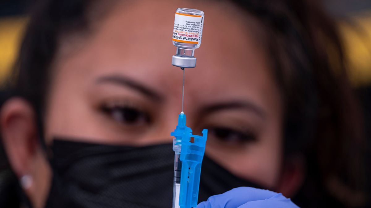 Pojawienie się nowego, bardziej zaraźliwego wariantu koronawirusa zmotywowało producentów szczepionek do pracy nad nowymi wersjami preparatów. 