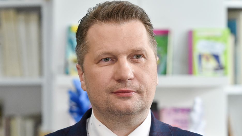 Gdansk 05.05.2022 r. Spotkanie ministra edukacji i nauki Przemyslawa Czarnka z polskimi i ukrainskimi uczniami w szkole podstawowej nr 57 im. Gen. Wladyslawa Andersa, w ktorej uczy sie 70 uchodzcow z Ukrainy. N/z Przemyslaw Czarnek, Minister Edukacji i Nauki.