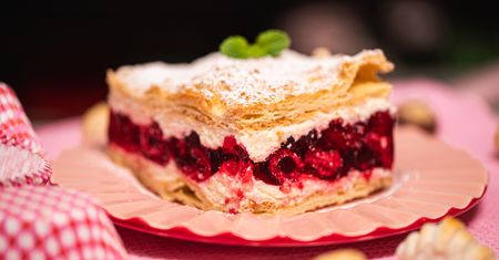 Klasyczna karpatka może smakować jeszcze lepiej. Dodaj do niej konkretne owoce, a na pewno nie pożałujesz