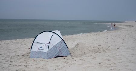 Ciało w namiocie na plaży. Akcja policji w Gdyni