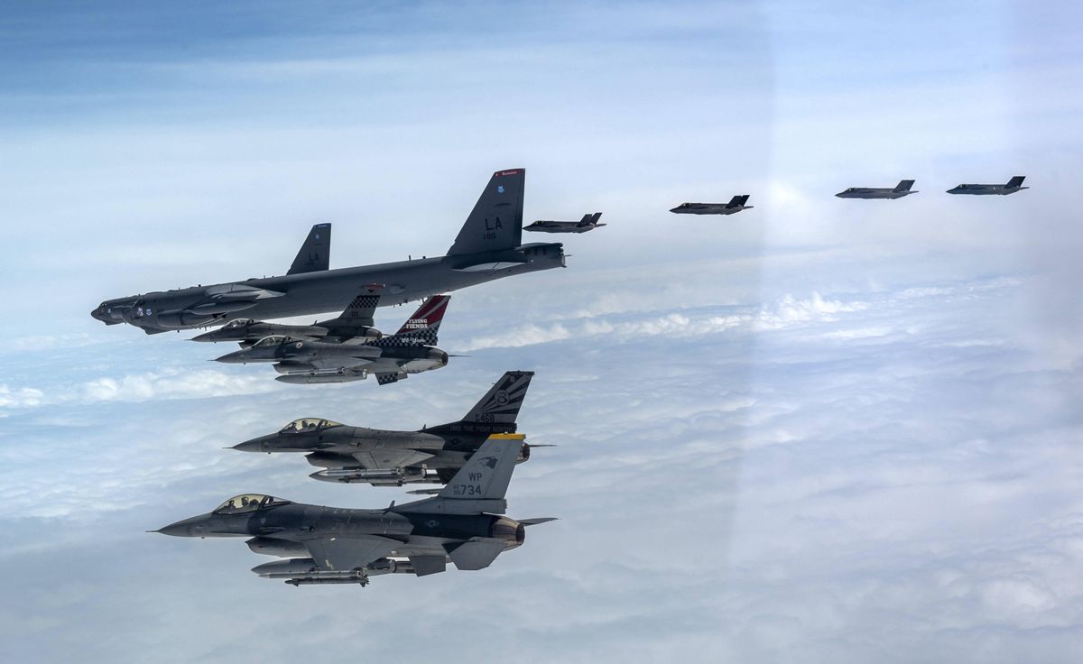 Amerykańskie bombowce B-52H, u góry po lewej, myśliwce F-16 i myśliwce F-35A