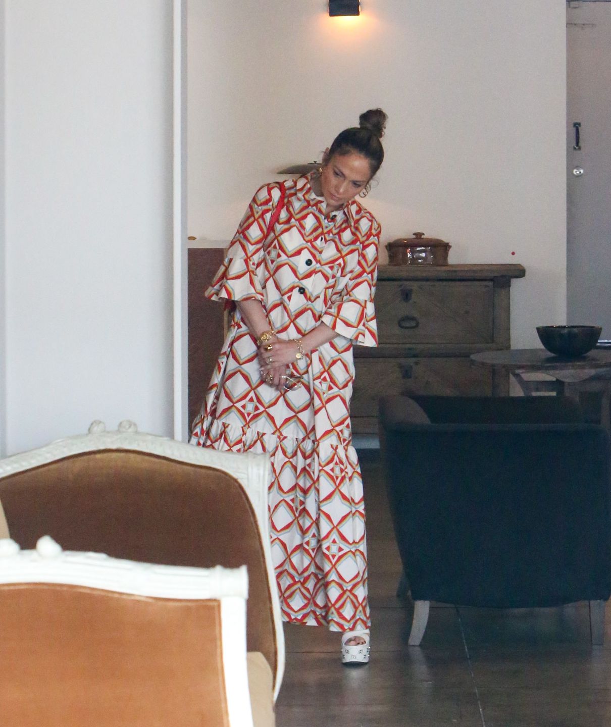 Jennifer Lopez w sukience pokrytej geometrycznym wzorem