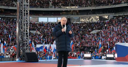 Wiec Putina. Nawet DJ był agentem. "Rosja w pigułce"