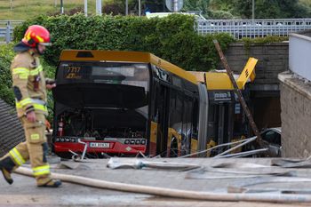 Poważny wypadek w Warszawie. Autobus staranował auta i zjechał do podziemi