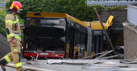 Dramatyczne sceny w Warszawie. Autobus wpadł do tunelu, kilkanaście aut zniszczonych