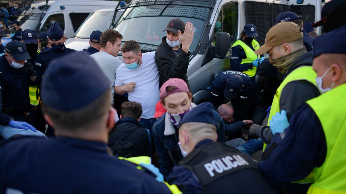 Przedsiębiorcy protestowali przeciwko zapisom tzw. tarczy antykryzysowej, domagając się rządowej pomocy i przyspieszenie decyzji o odmrożeniu gospodarki. 