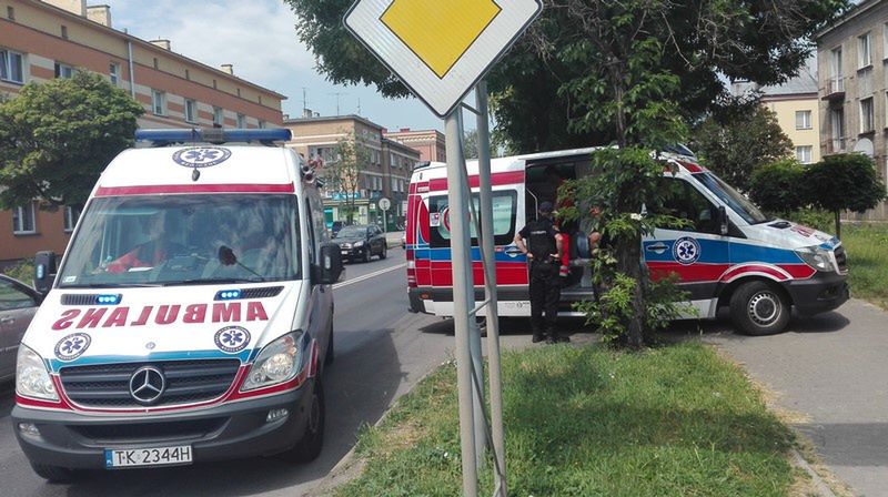 Wezwano pogotowie do mężczyzny leżącego na chodniku przy ulicy Sandomierskiej
