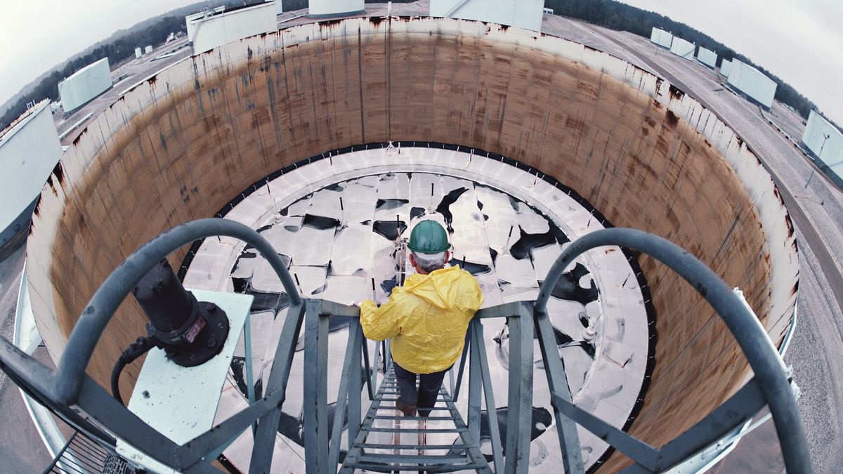 Worker inspecting gasoline storage tank
Wayne Eastep
back view, container, fish-eye, gasoline, helmet, high angle view, indoor, inside, inspecting, inspection, inspector, one person only, protective clothing, rear view, stairs, standing, steps, storage, tank, work, worker