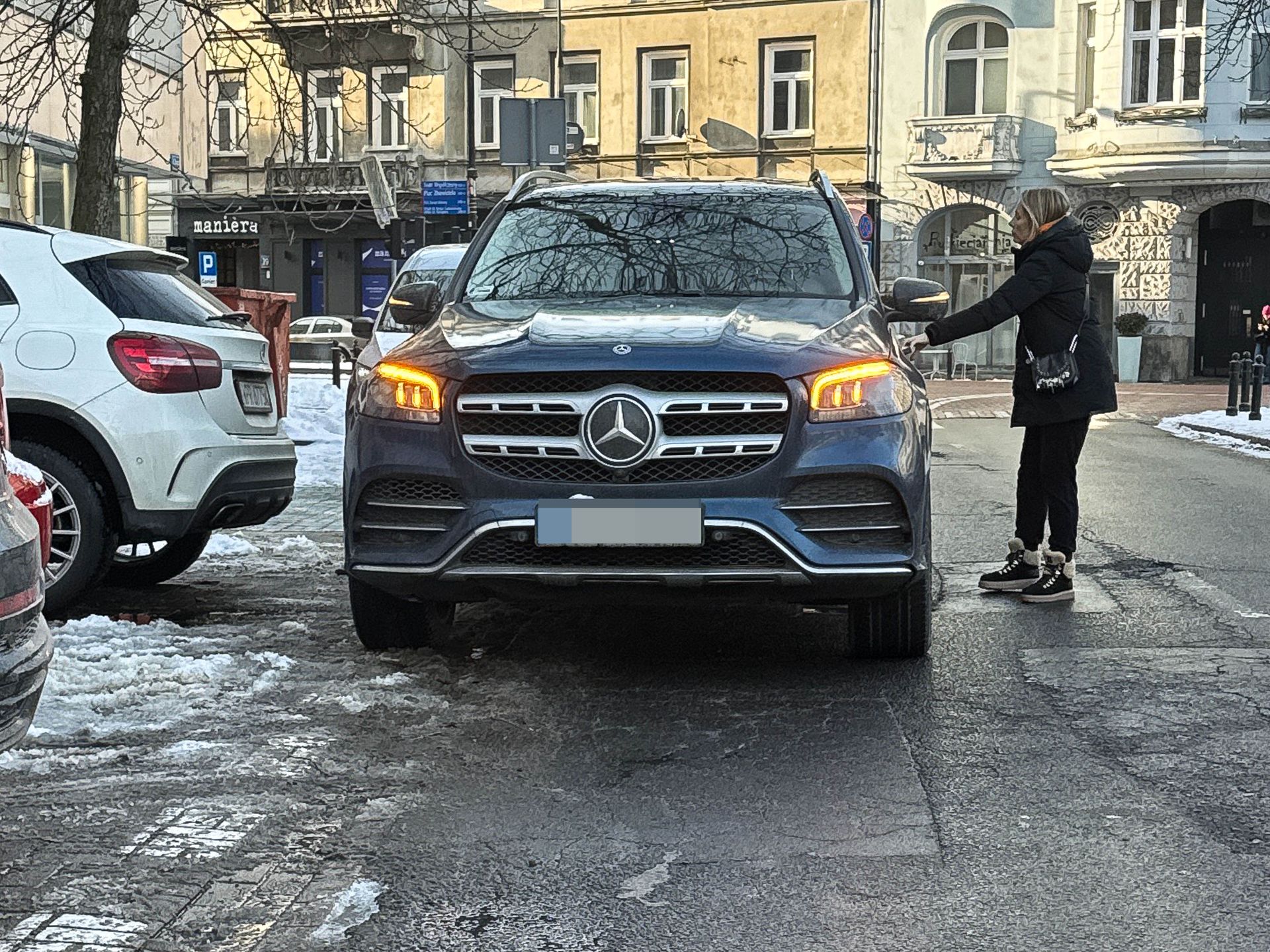 Karolina Ferenstein-Kraśko w naturalnej odsłonie wsiada do auta