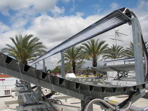 Cogenra Solar - nad ogniwami słonecznymi widoczna instalacja do podgrzewania wody (Fot. Gizmag.com)