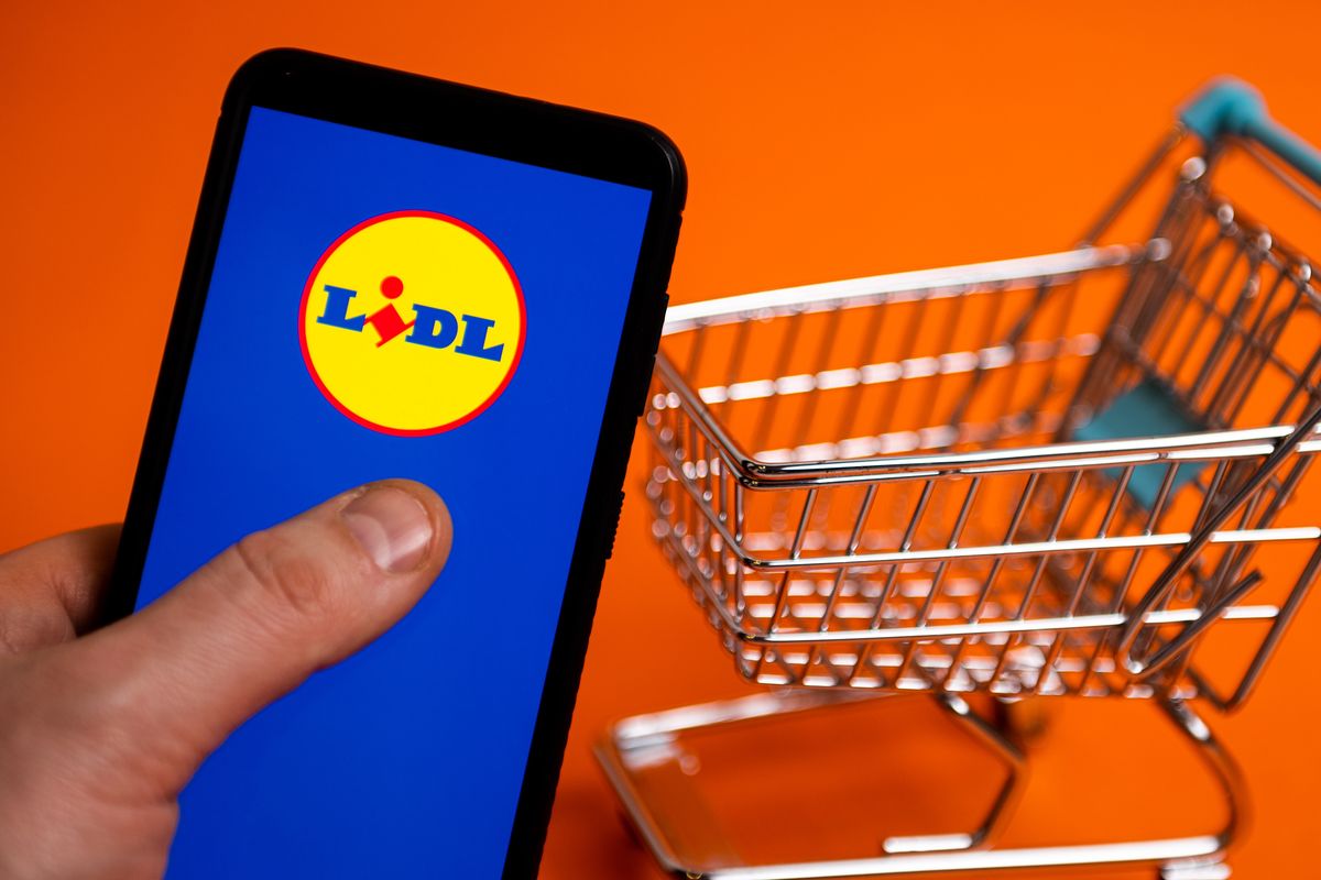 Мережа магазиніа Lidl анонсувала цікаву пропозицію для студентів (Photo Illustration by Mateusz Slodkowski/SOPA Images/LightRocket via Getty Images)