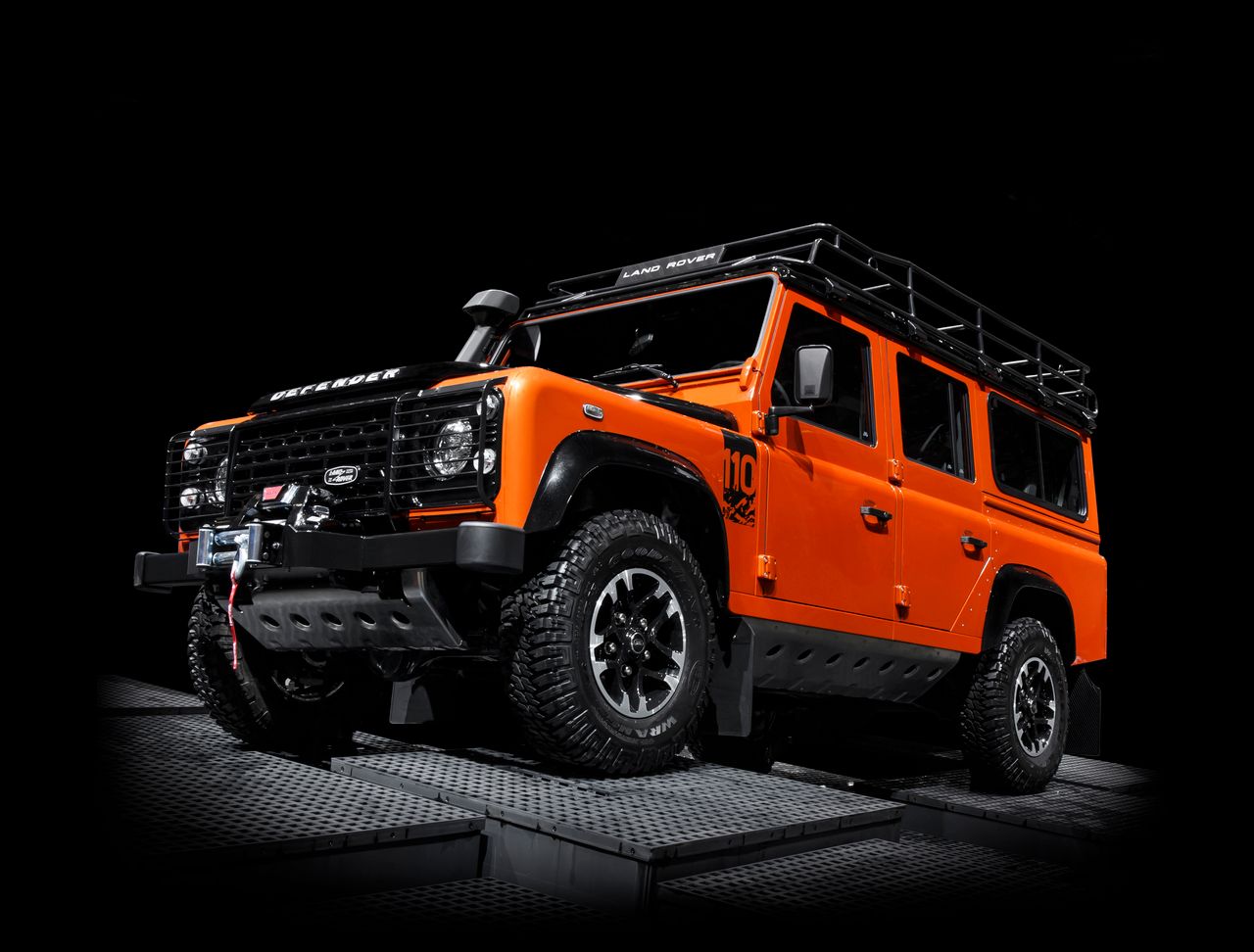 Land Rover Defender 110 Adventure (2015)