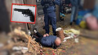 Chwile grozy na ulicy Otwocka. Wyciągnął broń i celował w kobietę
