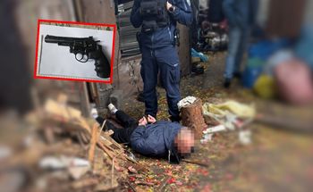 Chwile grozy na ulicy Otwocka. Wyciągnął broń i celował w kobietę
