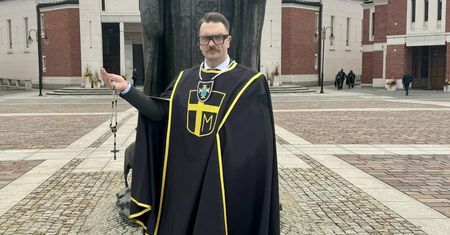 Mejza wstąpił do zakonu i chwali się zdjęciem. W sieci od razu zawrzało