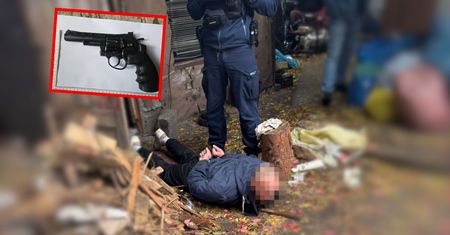 Chwile grozy na ulicy Otwocka. Wyciągnął broń i celował w kobietę