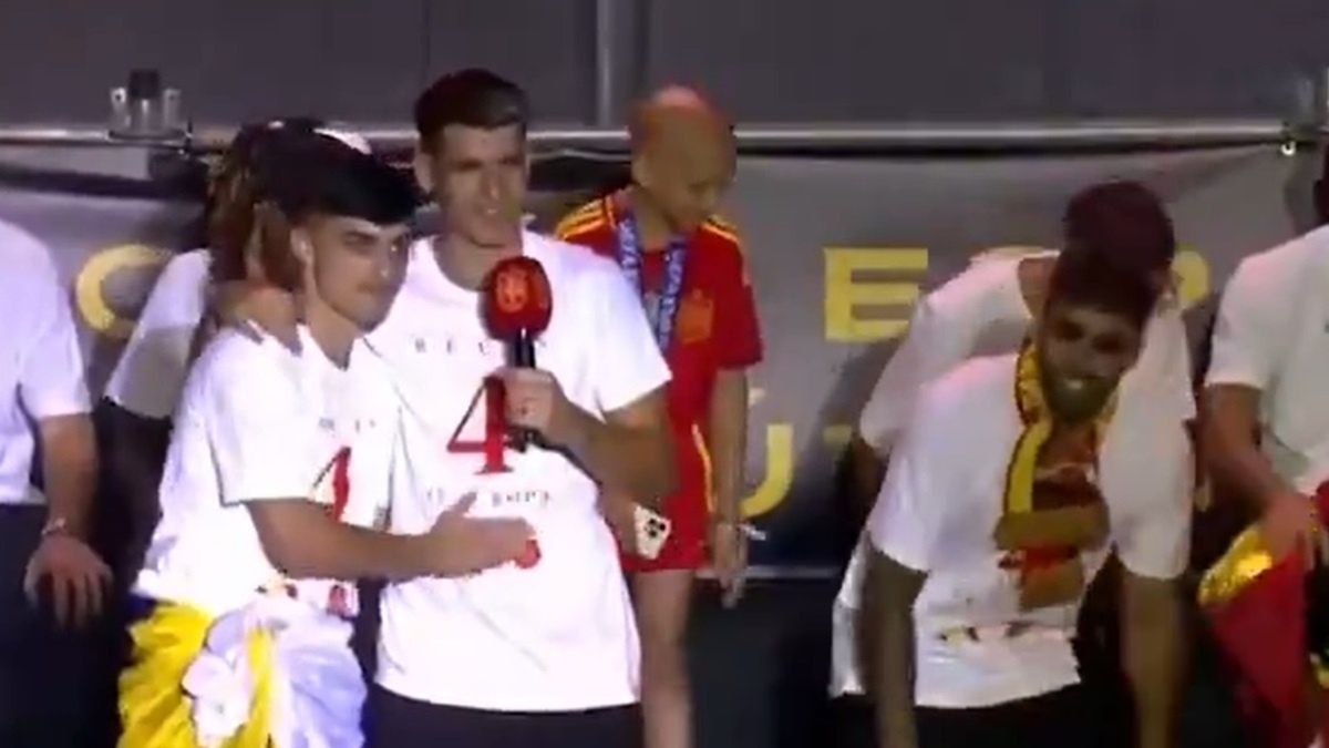 Pedri w objęciach Alvaro Moraty na fecie w Madrycie