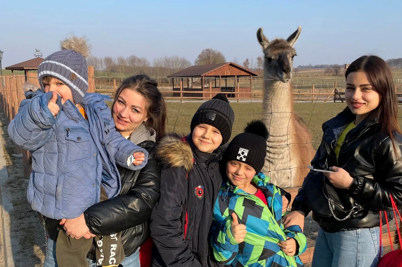 Lena i Katia z dziećmi podczas rodzinnego spaceru