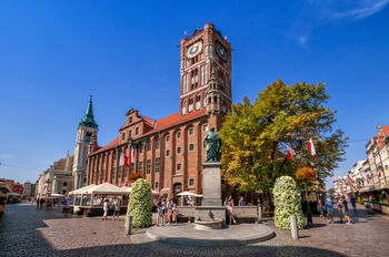 Toruń ma być bezpieczny! Więcej patroli i kamer. Będą drony i kursy samoobrony -ogłaszają władze miasta
