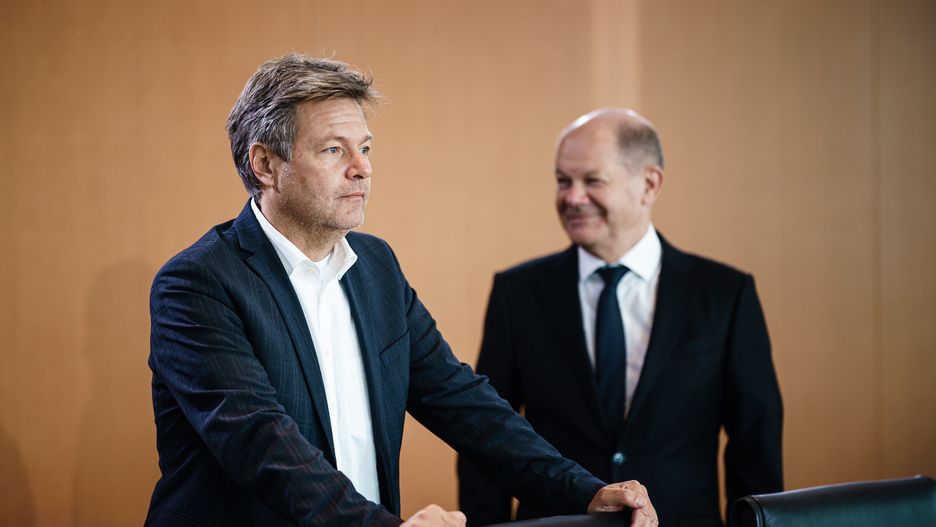 German Minister for Economy and Climate Robert Habeck (L) looks on next to German Chancellor Olaf Scholz during the beginning of a meeting of the German Federal cabinet at the Chancellery in Berlin, Germany, 05 October 2022. During the 35th cabinet meeting, the ministers and the Chancellor are expected to discuss, among other things, the foreign deployment of the Bundeswehr. EPA/CLEMENS BILAN Dostawca: PAP/EPA.