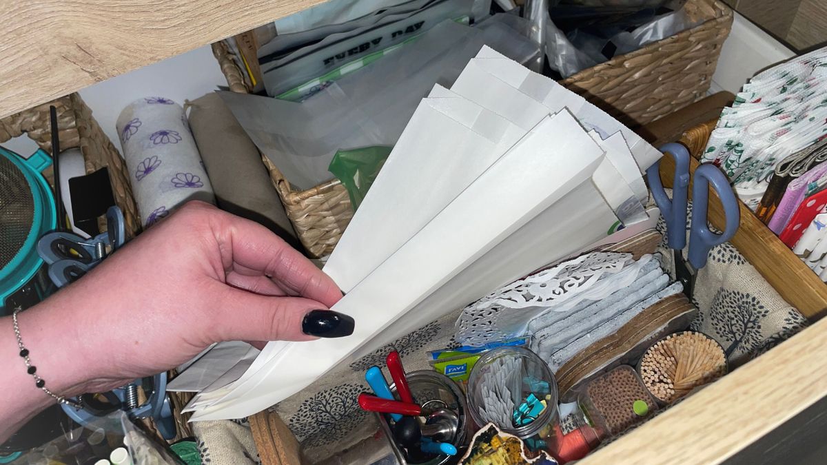 Papierowe torebki w szufladzie kuchennej